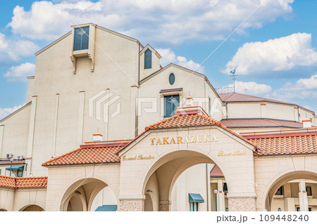 兵庫県宝塚市　宝塚歌劇団の活動拠点の一つ　宝塚バウホール 109448240