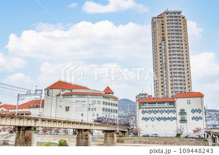 兵庫県宝塚市　晴天の宝塚の街並み　阪急電鉄の車両と宝塚大劇場・宝塚音楽学校周辺 109448243