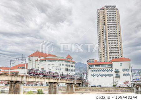 兵庫県宝塚市　曇り空の宝塚の街並み　阪急電鉄の車両と宝塚大劇場・宝塚音楽学校周辺 109448244