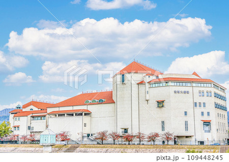 兵庫県宝塚市 宝塚歌劇団の本拠地 晴天の宝塚大劇場 兵庫県宝塚市 宝塚歌劇団の本拠地 晴天の宝塚大劇場 109448245