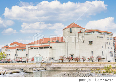 兵庫県宝塚市　宝塚歌劇団の本拠地　晴天の宝塚大劇場 109448247