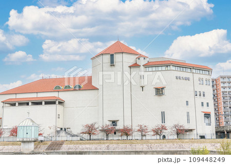 兵庫県宝塚市　宝塚歌劇団の本拠地　晴天の宝塚大劇場 109448249