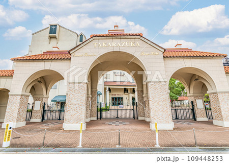 兵庫県宝塚市 宝塚劇場入口 兵庫県宝塚市 宝塚劇場入口 109448253