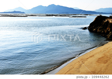 似島の海岸と牡蠣筏 似島の海岸と牡蠣筏 109448262