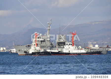 冬の北海道函館市函館港で函館ドックに曳航される自衛隊艦船の風景を撮影 冬の北海道函館市函館港で函館ドックに曳航される自衛隊艦船の風景を撮影 109448304
