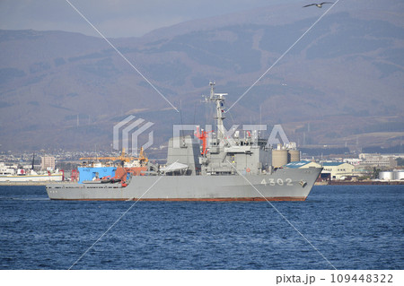 冬の北海道函館市函館港で函館ドックに曳航される自衛隊艦船の風景を撮影 109448322