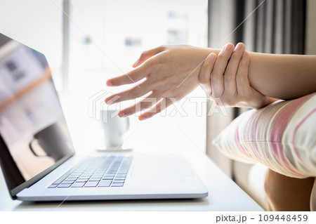 Female office worker suffering from Carpal Tunnel Syndrome,painful and numbness in hands,pain of typing on keyboard for long time,inflammation of tendon,wrist injury,office syndrome,healthcare concept 109448459