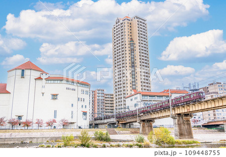 兵庫県宝塚市　晴天の宝塚の街並み　宝塚大劇場と阪急電車 109448755