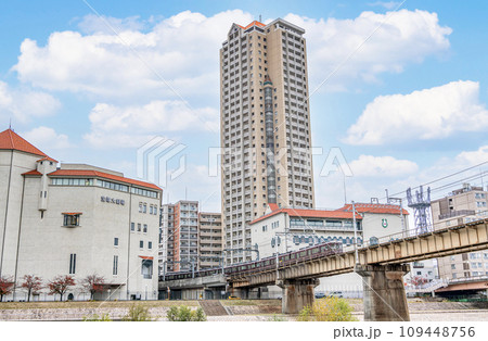 兵庫県宝塚市 晴天の宝塚の街並み 宝塚大劇場と阪急電車 兵庫県宝塚市 晴天の宝塚の街並み 宝塚大劇場と阪急電車 109448756