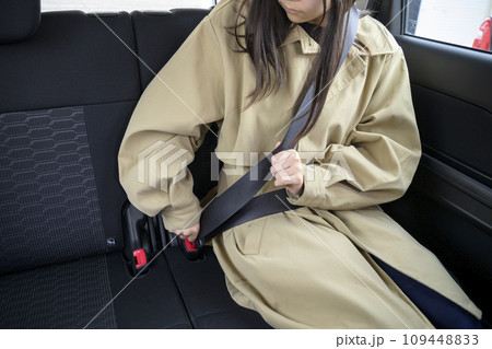 後部座席でシートベルトをする人物 後部座席でシートベルトをする人物 109448833