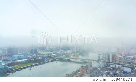 霧に包まれた街　空撮 109449271