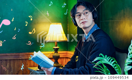 ヘッドホンで音楽を聴く男性 ヘッドホンで音楽を聴く男性 109449534