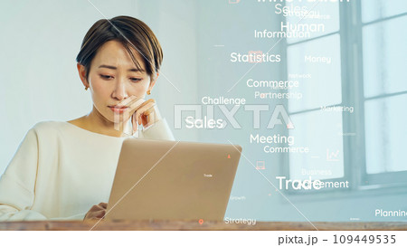 英単語を見て悩む女性　英語学習 109449535