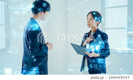 会議するビジネスパーソンとデジタルデータイメージ 109449547