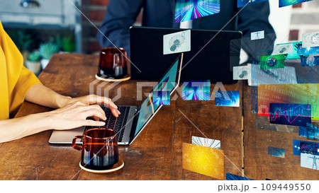 PCを使う女性と映像データ 109449550