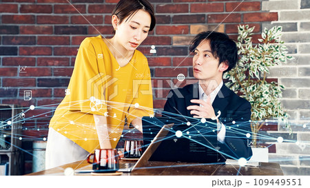 会議するビジネスマンとネットワーク 109449551