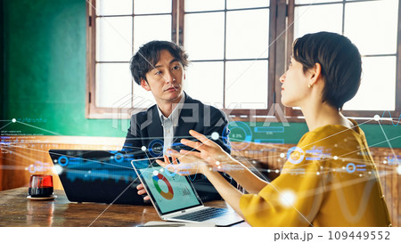 会議するビジネスマンとネットワーク 会議するビジネスマンとネットワーク 109449552