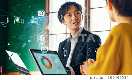 会議するビジネスマンとネットワーク 会議するビジネスマンとネットワーク 109449554