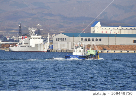 冬の北海道函館市函館港で現場に向かう小型タンカーの風景を撮影 冬の北海道函館市函館港で現場に向かう小型タンカーの風景を撮影 109449750