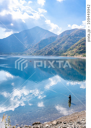 本栖湖　水面に映る山　釣り人　フライフィッシング　カヤック 109449942