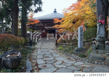 紅葉の中尊寺不動堂 紅葉の中尊寺不動堂 109450037