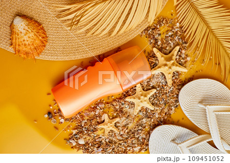 Flat lay, top view Sunscreen tube mockup with shells Flat lay, top view Sunscreen tube mockup with shells 109451052
