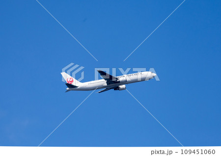 羽田空港を離陸する旅客機・航空機・日本航空ボーイング767 羽田空港を離陸する旅客機・航空機・日本航空ボーイング767 109451060