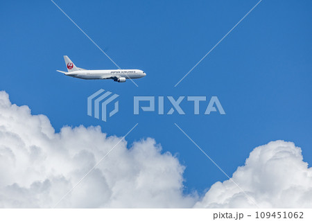 羽田空港を離陸する旅客機・航空機・日本航空ボーイング767 羽田空港を離陸する旅客機・航空機・日本航空ボーイング767 109451062
