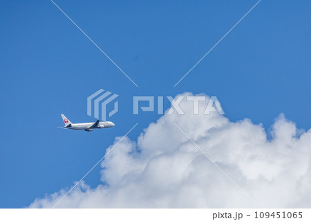 羽田空港を離陸する旅客機・航空機・日本航空ボーイング767 109451065