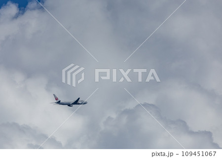 羽田空港を離陸する旅客機・航空機・日本航空ボーイング767 羽田空港を離陸する旅客機・航空機・日本航空ボーイング767 109451067