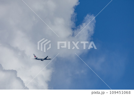 羽田空港を離陸する旅客機・航空機・日本航空ボーイング767 羽田空港を離陸する旅客機・航空機・日本航空ボーイング767 109451068