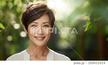 緑の中で微笑む美しい中年女性　AI生成画像 109452014