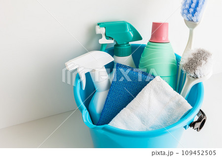 バケツに入った掃除道具　白背景素材 109452505