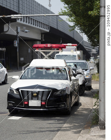 赤色回転警光燈を上げたパトカー 109452995