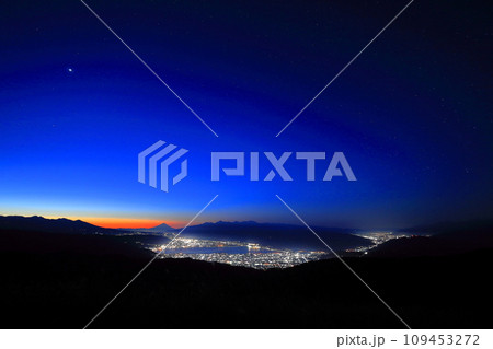 高ボッチ高原からの諏訪湖越しの富士山／長野県塩尻市 109453272