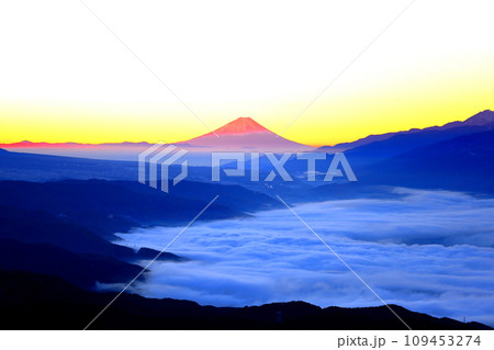 雲海に包まれる諏訪湖越の赤く染まる富士山/長野県塩尻市 高ボッチ高原 雲海に包まれる諏訪湖越の赤く染まる富士山/長野県塩尻市 高ボッチ高原 109453274