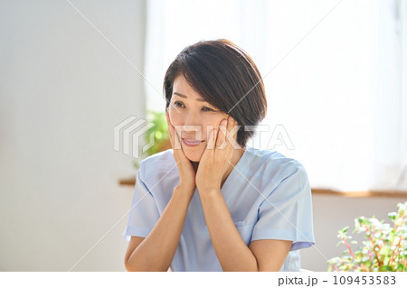 悩む女性 悩む女性 109453583