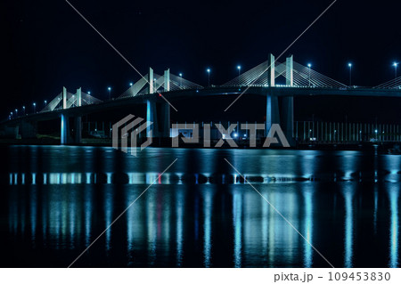 ライトアップされた夜の夜景 ライトアップされた夜の夜景 109453830