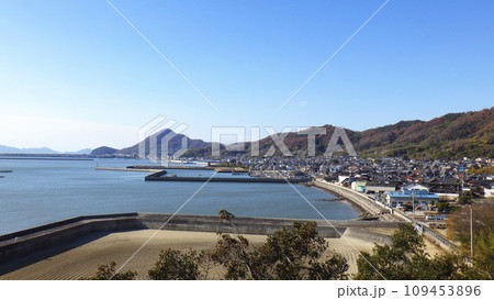 岡山県浅口市の寄島町を見下ろす風景写真 109453896