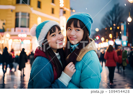 雪の降る街を歩く二人組の女の子（AI生成画像） 109454428
