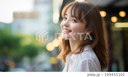 若いショートヘアのビジネスウーマン 若いショートヘアのビジネスウーマン 109455102