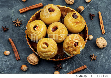Delicious baked apples 109455150