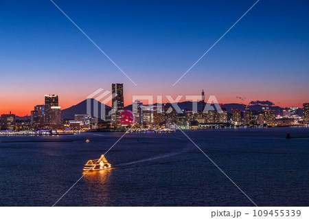 横浜ベイブリッジスカイウォークからみなとみらい富士山夕景 109455339