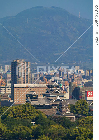 熊本県/ 新緑の熊本城・熊本城跡（天守・宇土櫓）遠景（超望遠レンズによる撮影） 109455365