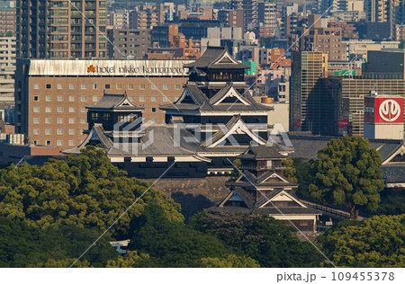 熊本県/ 新緑の熊本城・熊本城跡（天守・宇土櫓）遠景（超望遠レンズによる撮影） 109455378