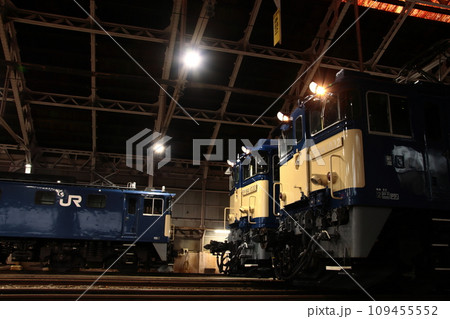 レトロな車両庫に佇むEF64形電気機関車たち_2023/11/25撮影 109455552