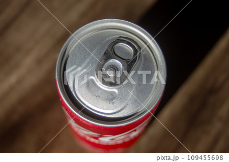 Can sweet and fizzy soft drink original that is popular all over the world 109455698
