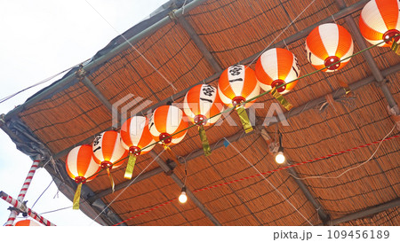 櫓に並ぶ提灯（夏祭り） 109456189