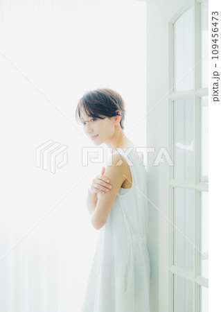 朝日を浴びるミドル女性 109456473