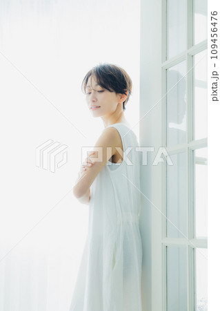 朝日を浴びるミドル女性 朝日を浴びるミドル女性 109456476